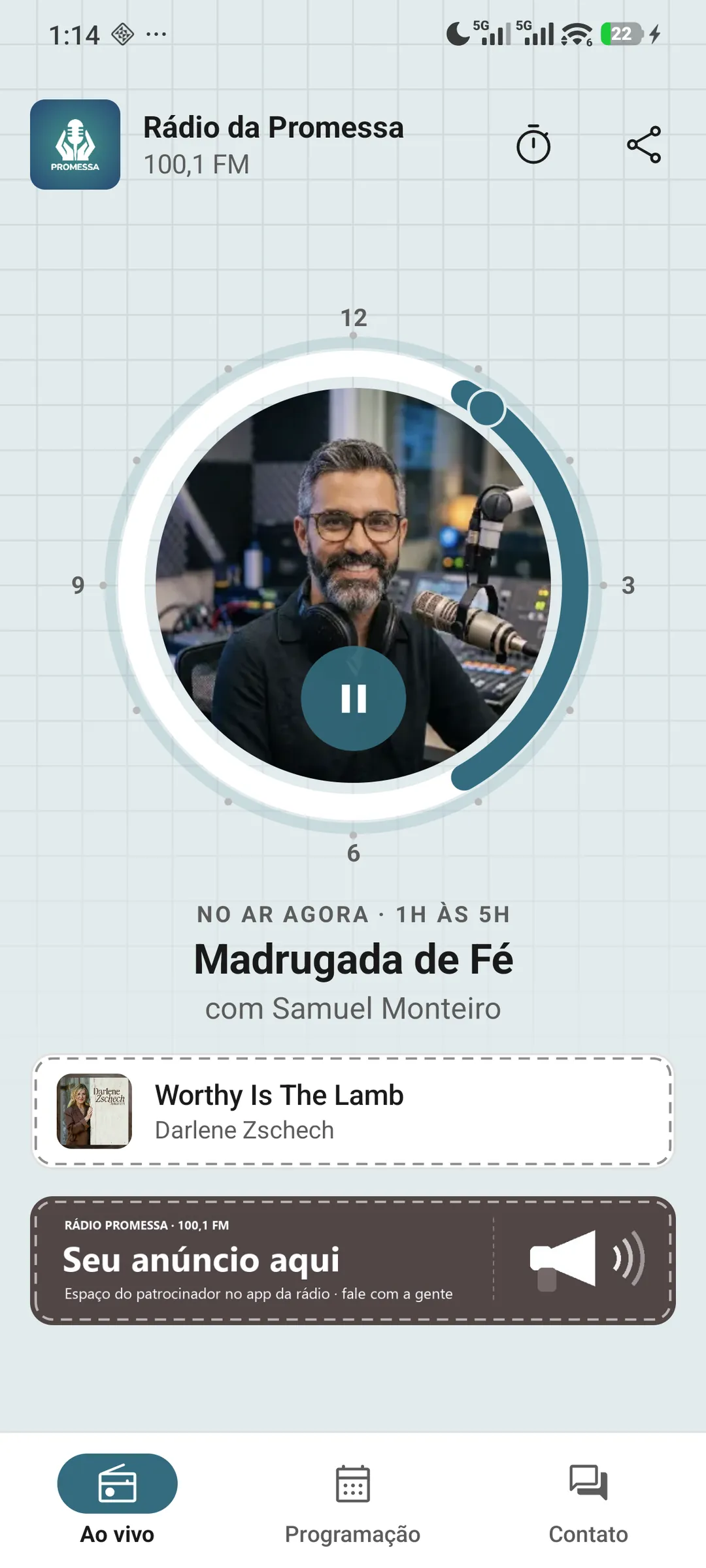 Modelo Relógio: tela Ao vivo, com o relógio do dia, a foto do locutor no ar, a música tocando com a capa e o banner do patrocinador